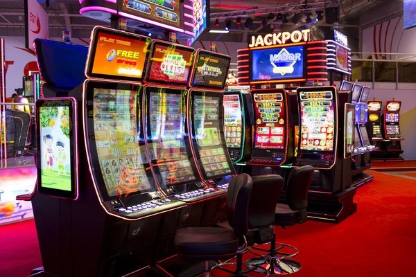 era77 mobile app interface showing live-dealer tables and sports betting markets